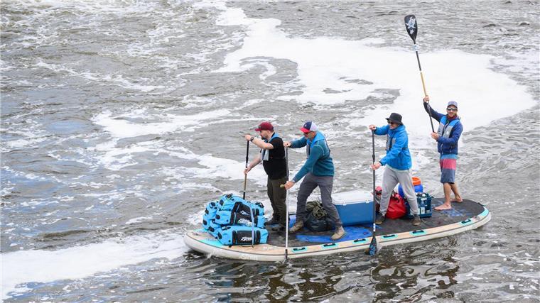 431 Kilometer für den guten Zweck gepaddelt Auf einem großen Stand-Up-Board erreichen vier Männer nach 431 Kilometern auf der Weser Bremerhaven - für einen guten Zweck. (Archivbild)