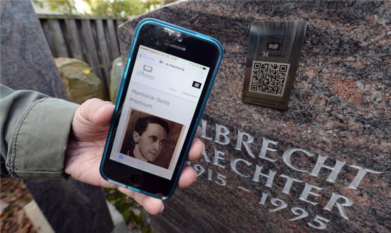 Friedhöfe: Göttingen will QR-Codes erlauben Auf einem Handy wird die Trauerseite eines Verstorbenen angezeigt. Die Stadt Göttingen will ihre Friedhofssatzung ändern. Auf Grabsteinen sollen QR-Codes erlaubt werden, so dass sich Friedhofsbesucher per Smartphone über Tote informieren können.