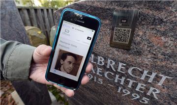 Auf einem Handy wird die Trauerseite eines Verstorbenen angezeigt. Die Stadt Göttingen will ihre Friedhofssatzung ändern. Auf Grabsteinen sollen QR-Codes erlaubt werden, so dass sich Friedhofsbesucher per Smartphone über Tote informieren können. 