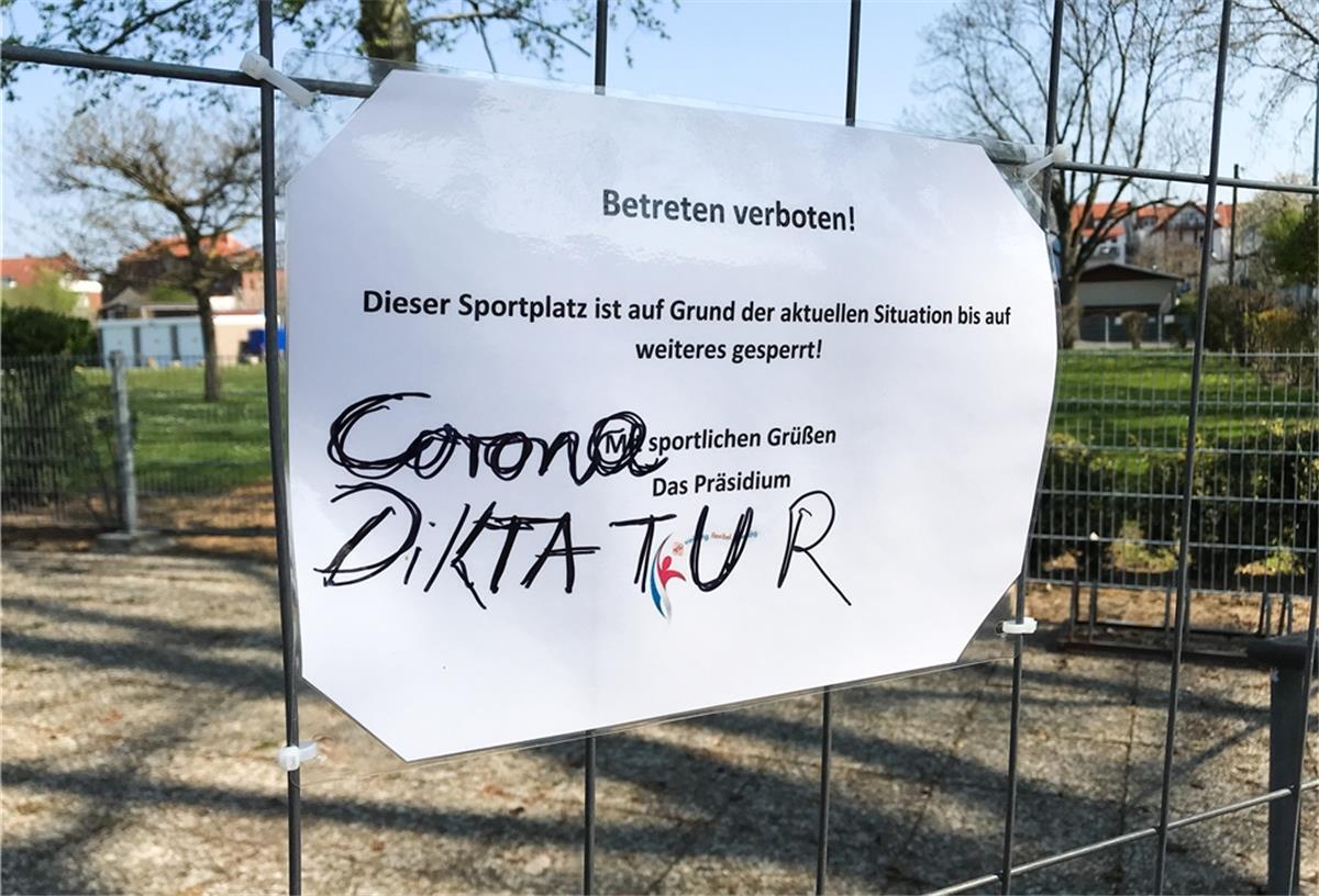 Das sind die Unwörter des Jahres 2020 Auf einem Hinweisschild „Betreten verboten!“ an einem Sportplatz in der Region Hannover haben Unbekannte den Schriftzug „Corona Diktatur“ ergänzt.