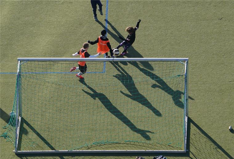 Cuxland: Kreis spricht über Kunstrasenplatz in Hagen Kinder spielen Fußball auf einem Kunstrasenplatz.