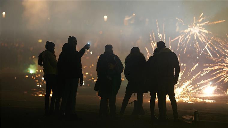 Mehrere Polizeieinsätze wegen Feuerwerksböllerei Auf einem Parkplatz böllerten unerlaubterweise 14 Menschen. (Symbolbild)