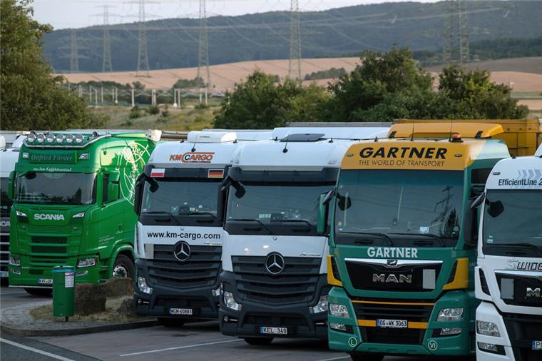 Lkw-Aufbrüche auf A27: Täter hinterlassen erheblichen Schaden Parkplatz Lkw