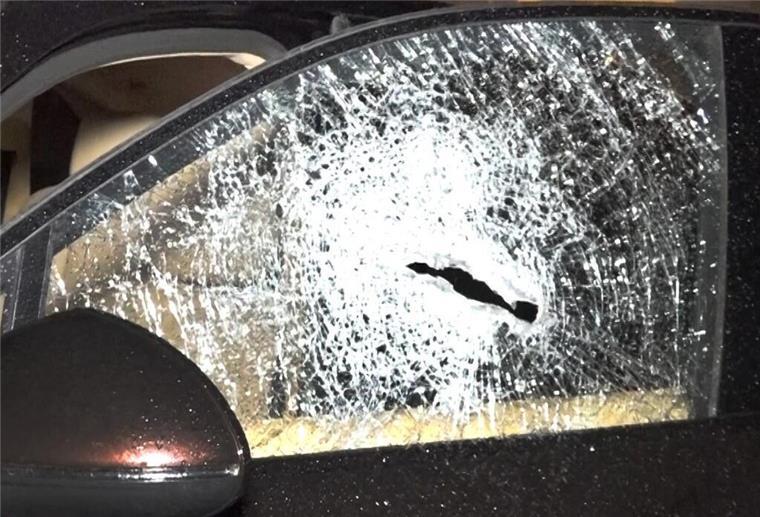 Bremerhaven: In Lehe wird ein Auto aufgebrochen - Zeuge ruft die Polizei Eine zerstörte Seitenscheibe eines Fahrzeugs