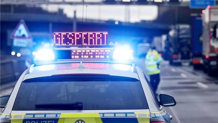A261 Richtung Bremen für fünf Tage gesperrt Auf einem Polizeifahrzeug leuchtet die Aufschrift „Gesperrt“.