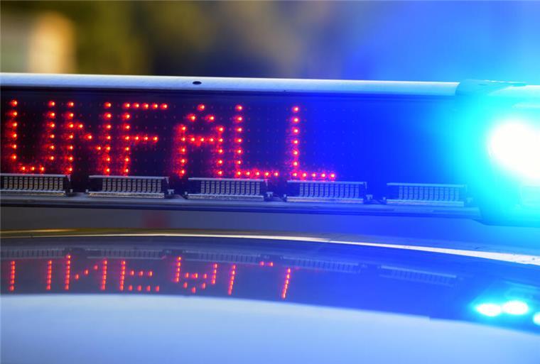 Auf einem Polizeifahrzeug warnt eine Leuchtschrift vor einer Unfallstelle (Symbolbild).