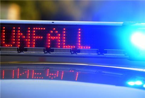 Auf einem Polizeifahrzeug warnt eine Leuchtschrift vor einer Unfallstelle (Symbolbild).