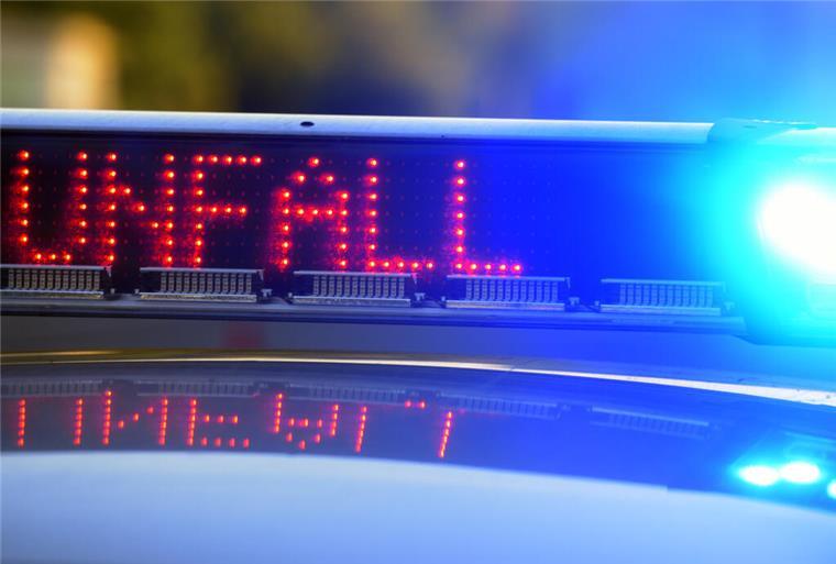 Alkohol-Fahrt endet mit Unfall: Fünf Verletzte in Loxstedt-Büttel Auf einem Polizeifahrzeug warnt eine Leuchtschrift vor einer Unfallstelle (Symbolbild).
