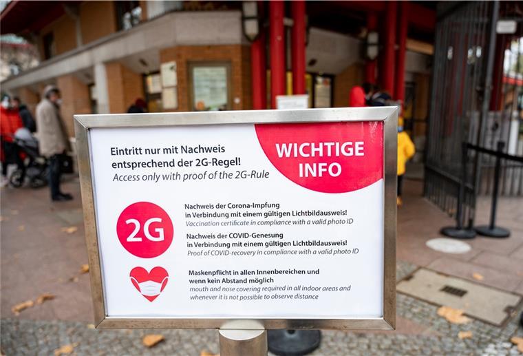 2G-Regel: Bund und Länder sind sich einig Auf einem Schild wird auf die 2G-Regel hingewiesen.