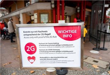 Auf einem Schild wird auf die 2G-Regel hingewiesen. 