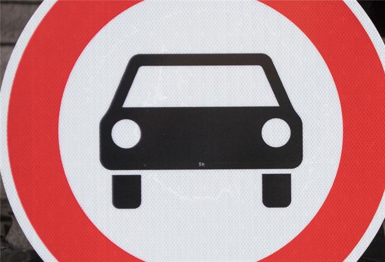 Dedesdorf: Unbekannte legen Nägel auf die Straße Auf einem Schleichweg haben Unbekannte Nägel ausgelegt.