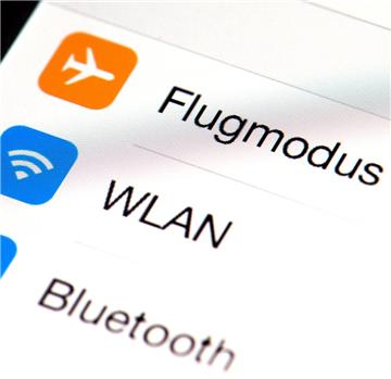 Auf einem Smartphone wird in den Einstellungen Flugmodus, WLAN und Bluetooth angezeigt. 