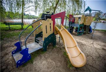 Auf einem Spielplatz wurden Kinder von einem betrunkenen Mann bedroht.