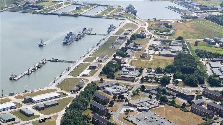 Auf einem Teil des Marinestützpunktes in Wilhelmshaven sollen neue Dienstgebäude entstehen. (Archivbild)