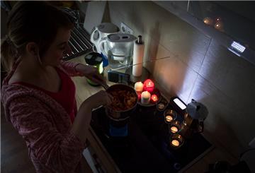 Auf einen Blackout sollte man sich mit Vorräten und Leuchtmitteln vorbereiten.