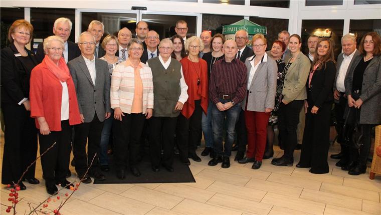Auf einen Blick: Alle Geehrten stellten sich zusammen mit Landrat Hermann Luttmann zum Gruppenbild auf.