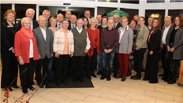 Auf einen Blick: Alle Geehrten stellten sich zusammen mit Landrat Hermann Luttmann zum Gruppenbild auf.