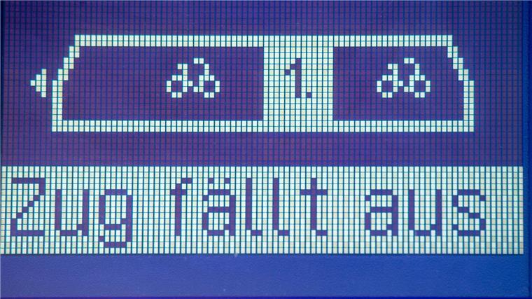 Neue Bahnhaltestelle in Coppenbrügge: Fahrtausfälle bei RB77 Auf einer Anzeigetafel im Bahnhof Neubrandenburg steht „Zug fällt aus“.