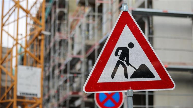 Auf einer Baustelle im Landkreis Harburg wird ein Mann verschüttet und stirbt. (Symbolbild)