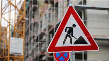 Auf einer Baustelle im Landkreis Harburg wird ein Mann verschüttet und stirbt. (Symbolbild)