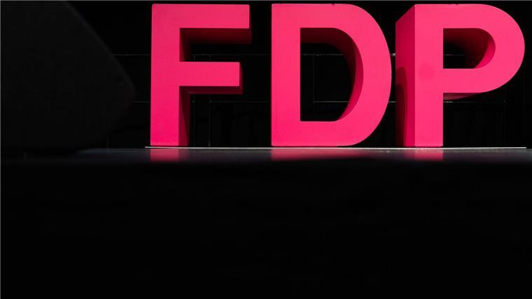 Auf einer Bühne ist das Logo der Partei FDP aufgebaut.