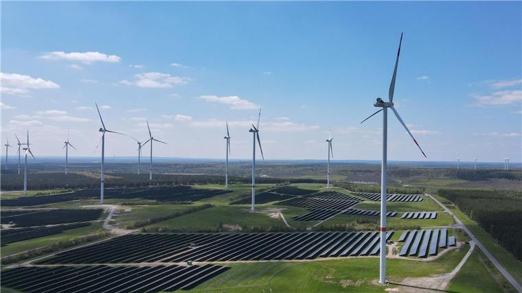 Prüfstand für Rotorblätter in Bremerhaven eröffnet Auf einer Hochfläche stehen viele Windenergieanlagen.