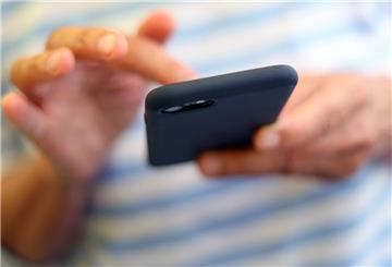 Eine Person hält ein Smartphone in der Hand