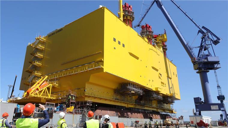 Habeck: Mehr als 130 Konverterplattformen in Europa benötigt Auf einer Werft in Rostock schwimmt eine Offshore-Konverterplattform im Dock.