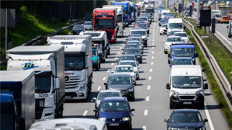Auf einigen Autobahnen in Niedersachsen werden am Oster-Wochenende Staus erwartet. (Archivbild)