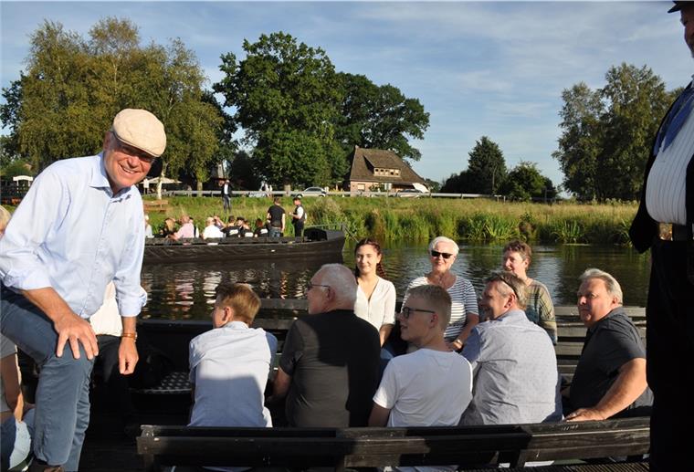 Teufelsmoor: Vision vom Naturpark nimmt Gestalt an Auf Einladung der Gnarrenburger SPD war Ministerpräsident Stephan Weil Ende 2019 im Torfschiffhafen an der Kreuzkuhle. Damals hatte eine Initiative um den ehemaligen SPD-Bundestagsabgeordneten Arne Börnsen Gelegenheit, dem Ministerpräsidenten die Naturpark-Bestrebungen bei einer Torfkahnfahrt näherzubringen.
