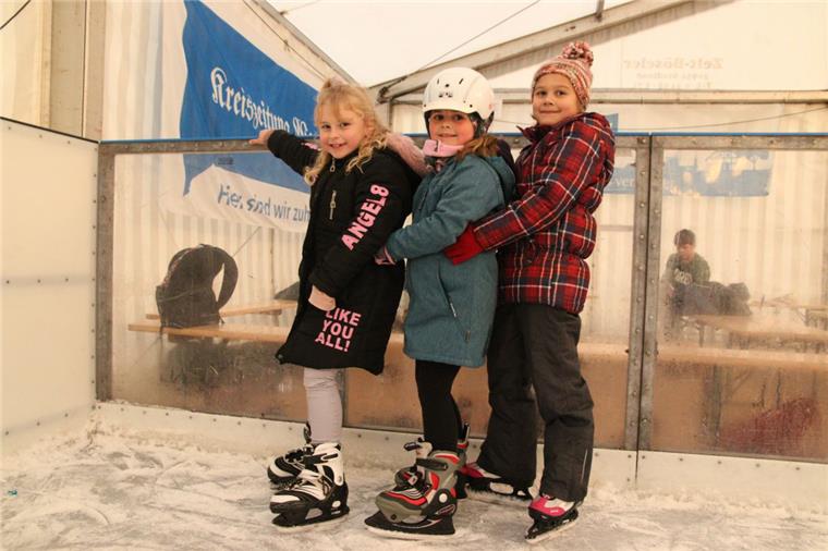 Kostenlos auf die Nordenhamer Eisbahn mit der Kreiszeitung Wesermarsch Auf Einladung der Kreiszeitung Wesermarsch durften die Leserinnen und Leser der Kreiszeitung Wesermarsch und ihre Familien am Donnerstag kostenlos Schlittschuhlaufen.