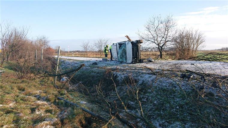 Auf eisglatter Straße ist am Dienstagmorgen ein 70-jähriger VW-Fahrer von der Straße abgekommen. Er prallte in die Mittelschutzplanke und in den Wildschutzzaun. Dabei wurde er leicht verletzt.