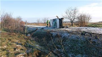 Auf eisglatter Straße ist am Dienstagmorgen ein 70-jähriger VW-Fahrer von der Straße abgekommen. Er prallte in die Mittelschutzplanke und in den Wildschutzzaun. Dabei wurde er leicht verletzt.