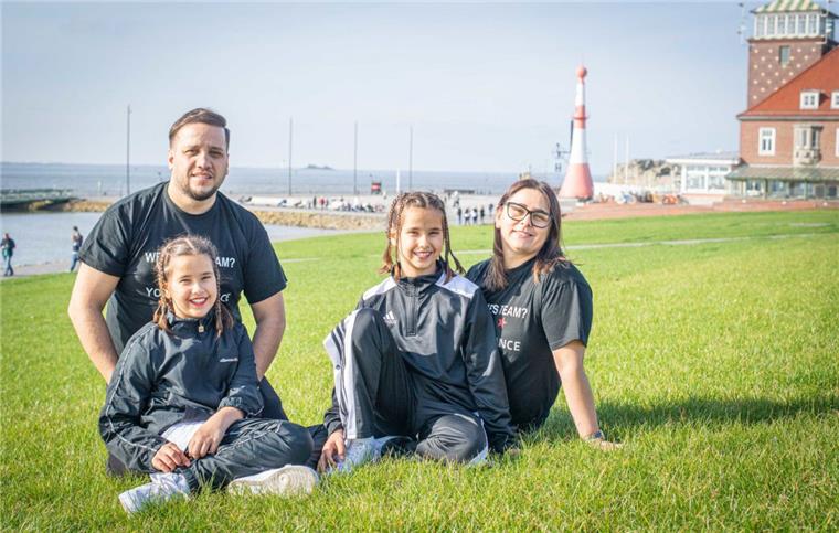 Hip-Hop-WM: Besucher wollen mehr sehen als die Stadthalle Auf Entdeckungstour durch Bremerhaven: Madlin, Papa Ahmed, Leila und Mama Isabell Ali am Deich in Bremerhaven.