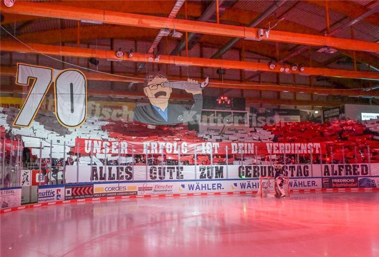 Emotionales Statement: Alfred Prey bedankt sich bei seinen Fans Auf Facebook richtet sich der Manager der Fischtown Pinguins an seine Fans. Die haben ihm zu seinem Geburtstag eine besondere Freude gemacht.