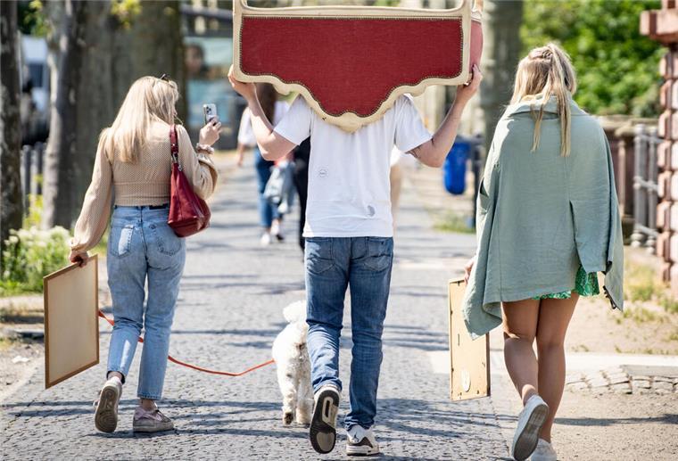 Flohmarkt von Jugendlichen für Jugendliche im Haus der Jugend Bremerhaven Ein Mann trägt eine Sitzgelegenheit auf dem Kopf und mit den Armen und entfernt sich vom Flohmarkt,