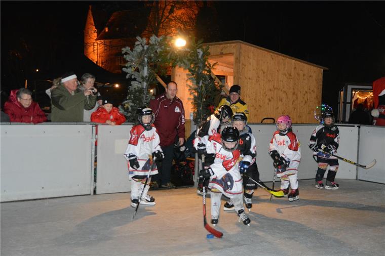 Die schönsten Fotos vom Weihnachtsmarkt in Bad Bederkesa Auf geht's. Die Eisbahn auf dem Weihnachtsmarkt in Bad Bederkesa ist eröffnet. Foto Scheiter