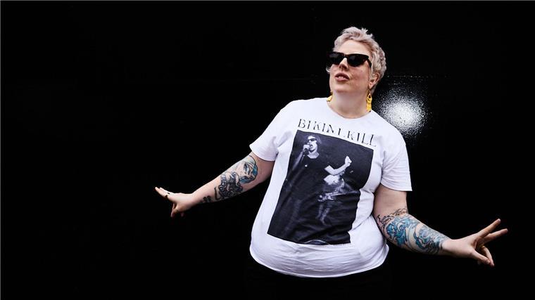 The Blessed Madonna zeigt Freude und Schmerz auf Debütalbum Auf „Godspeed“ kombiniert Stamper Schmerz und Freude zu tanzbaren Songs - und erzählt dabei die eigene Geschichte.