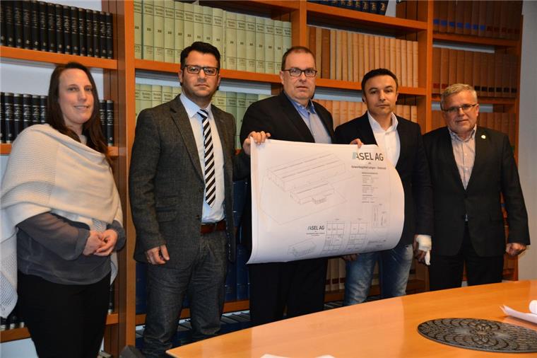 Auf gute ZusamAuf gute Zusammenarbeit freuen sich Katja Beier (Wirtschaftsförderung Geestland, von links), Matthias Cercel (Vorstand Asel AG), Stadtbürgermeister Thorsten Krüger, Dursun Kabatas (Asel AG) sowie Erster Stadtrat Jürgen Zehm, hier mit einer ersten Skizze des geplanten Baus. menarbeit freuen sich Katja Beier (Wirtschaftsförderung Geestland, von links), Matthias Cercel (Vorstand Asel AG), Stadtbürgermeister Thorsten Krüger, Dursun Kabatas (Asel AG) sowie Erster Stadrat Jürgen Zehm, hier mit einer ersten Skizze des geplanten Baus.