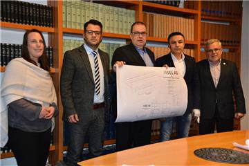 Auf gute ZusamAuf gute Zusammenarbeit freuen sich Katja Beier (Wirtschaftsförderung Geestland, von links), Matthias Cercel (Vorstand Asel AG), Stadtbürgermeister Thorsten Krüger, Dursun Kabatas (Asel AG) sowie Erster Stadtrat Jürgen Zehm, hier mit einer ersten Skizze des geplanten Baus. menarbeit freuen sich Katja Beier (Wirtschaftsförderung Geestland, von links), Matthias Cercel (Vorstand Asel AG), Stadtbürgermeister Thorsten Krüger, Dursun Kabatas (Asel AG) sowie Erster Stadrat Jürgen Zehm, hier mit einer ersten Skizze des geplanten Baus.