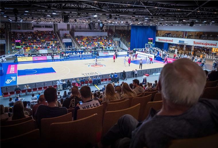 Eisbären Bremerhaven starten mit Heimspiel in die Saison Auf Heimspiele in der Stadthalle mussten die Eisbären-Fans lange warten. In der neuen Saison könnten sie ihre Eisbären endlich wieder anfeuern.