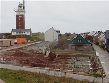 Auf Helgoland dauern die Arbeiten für knapp 70 neue Wohnungen am Leuchtturm länger als ursprünglich geplant. Eigentlich sollten die Häuser im Oberland aus vorgefertigten Modulen schon zum Jahresanfang bezugsfertig sein.