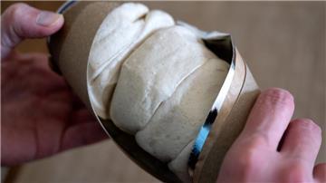 Das Bild zeigt Aufbackbrötchen in einer Rolle. Auf Helgoland hat die letzte Bäckerei geschlossen. Jetzt gibt es eine Entscheidung der Gemeinde.