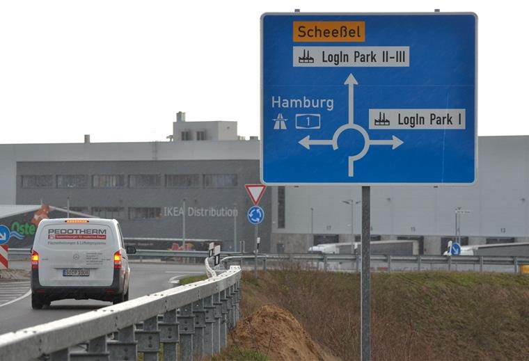 Login-Park Elsdorf: Jetzt folgt der zweite Streich Auf Hinweisschildern an der Autobahnauffahrt Elsdorf ist die Erweiterung des Login-Parks schon Realität.