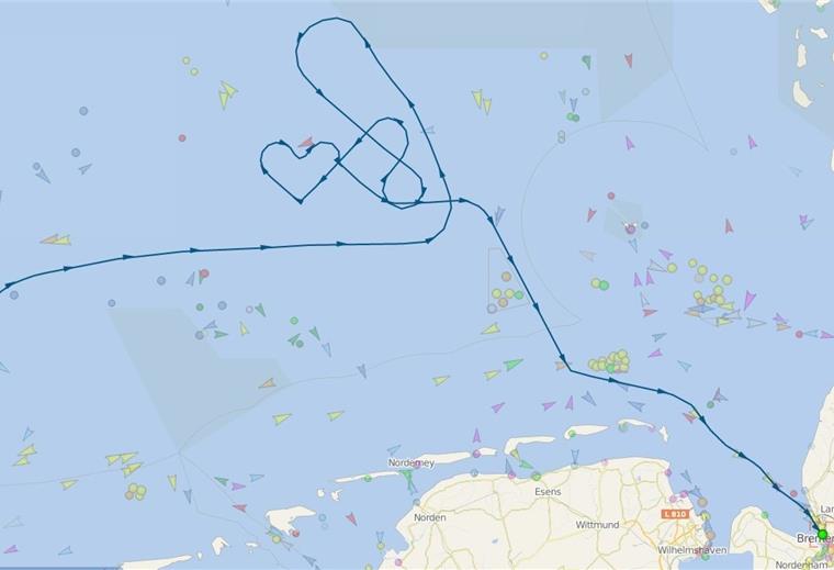 Die „Iona“ grüßt mit einem Herz Auf ihrem Rückweg nach Bremerhaven hat die „Iona“ ein Herz in der Deutschen Bucht hinterlassen. Die Linie zeigt den gefahrenen Kurs des Schiffes.