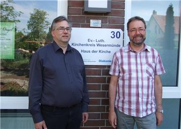 Auf ihren Schultern lastet seit Monaten die Leitung des Kirchenkreises Wesermünde (von links): die stellvertretenden Superintendenten Thomas Casper und Klaus Kochsiek. Am Dienstag trafen sie sich in der Superintendentur in Bad Bederkesa – gibt es vielleicht einen neuen Bewerber?
