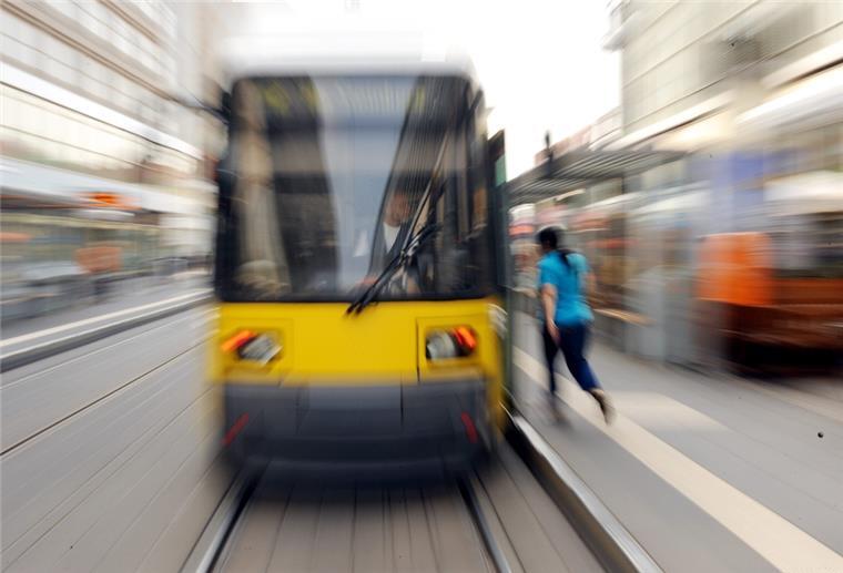 Zwei 23-Jährige kapern Straßenbahn und fahren durch Braunschweig Eine Straßenbahn der Berliner Verkehrsgesellschaft (BVG) fährt am 15.06.2011 in Berlin.