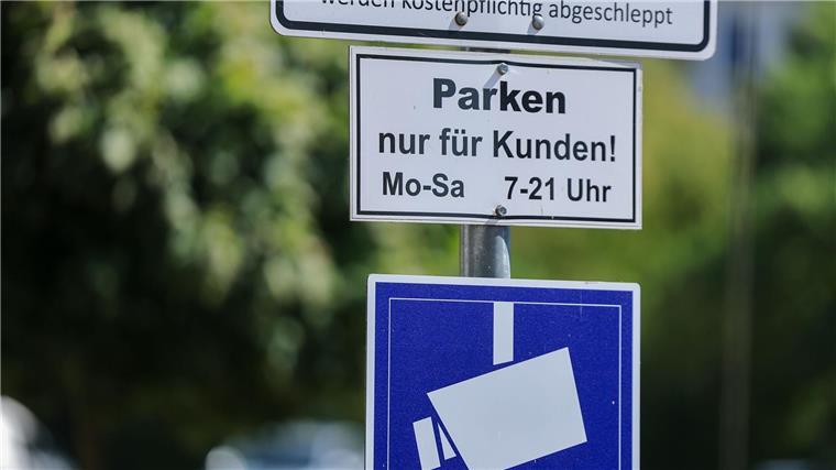 Beschwerden über private Parkfirmen in Niedersachsen Auf immer mehr Parkplätzen, vor allem von Supermärkten, wird das Parken digital erfasst und von externen Dienstleistern abgewickelt. (Archivbild)
