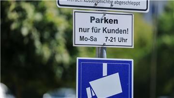 Auf immer mehr Parkplätzen, vor allem von Supermärkten, wird das Parken digital erfasst und von externen Dienstleistern abgewickelt. (Archivbild)