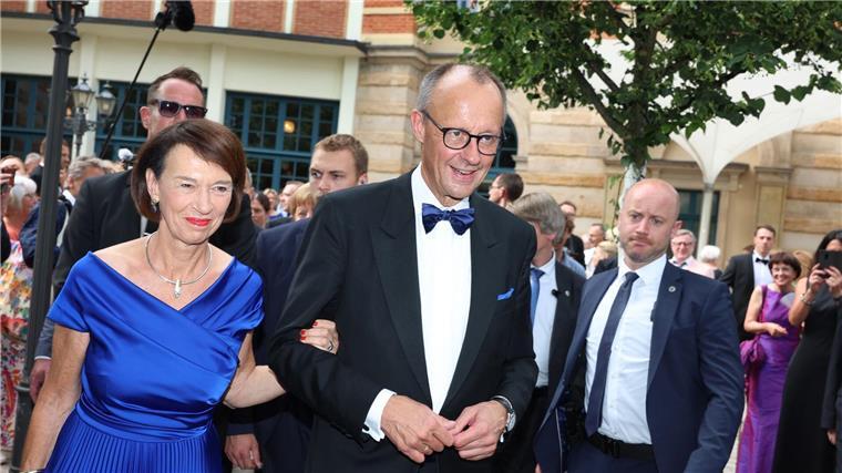Roter Teppich für die Politik - Bayreuth-Start nach Gewitter Auf in die Pause - Charlotte und Friedrich Merz.l